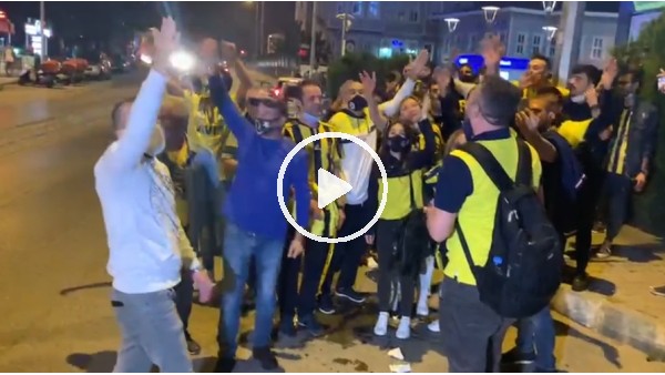 Fenerbahçe taraftarları galibiyeti kutluyor