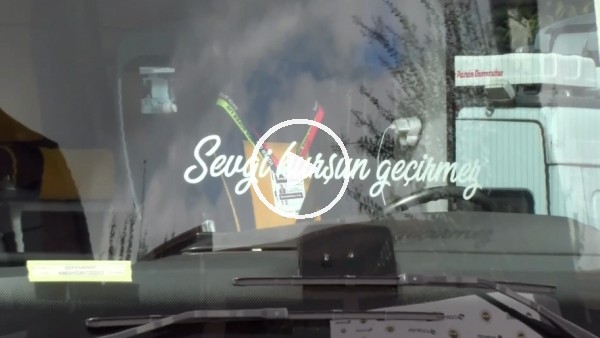 Fenerbahçe'nin yeni takım otobüsünde dikkat çeken detay! "Sevgi kurşun geçirmez"