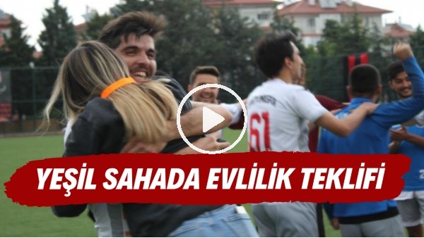 Yeşil sahada evlilik teklifi