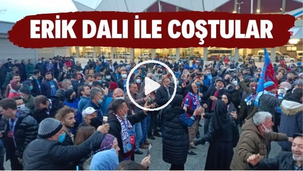 Trabzonspor taraftarı maç öncesi erik dalı ile coştu