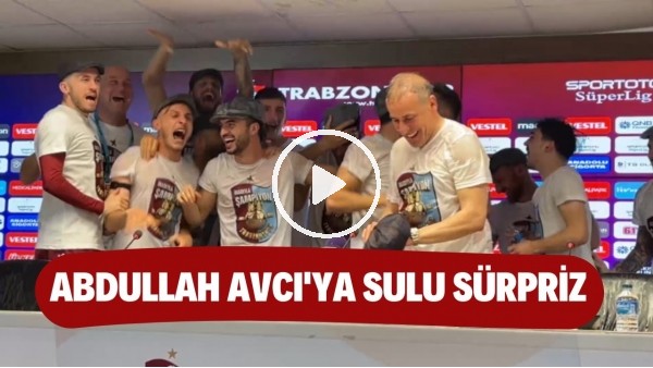 Abdullah Avcı'ya basın toplansında futbolculardan sulu sürpriz