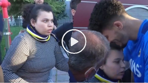 Altay Bayındır kendisini görmek isteyen taraftar için otobüsten indi