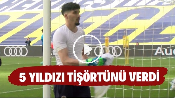 Altay Bayındır takımı tribünlere götürdü ve taraftara 5 yıldızlı tişörtünü verdi