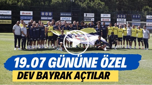 Fenerbahçeli futbolcular 19.07 gününe özel dev bayrak açtı
