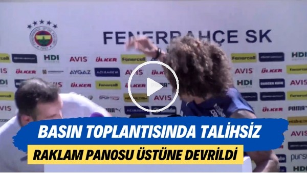 Willian Arao'nun basın toplantısında talihsiz an! Reklam panosu futbolcunun üstüne devrildi